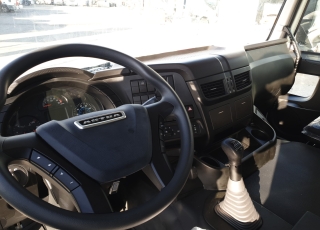 Nuevo IVECO ASTRA HD9 64.45, 6x4, con motor Cursor 13 de 450cv, Euro 6 con el siguiente equipamiento:  - Aire acondicionado.
 - Visera.
 - Espejos eléctricos.
 - Asiento conductor Confort.
 - Gancho de maniobra trasero.
 - Radio Bluetooh con manos libres.
 - Ventana trasera.
 - Cambio manual.  Carrozado con caja volquete CANTONI de 14m3.