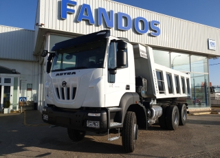 Nuevo IVECO ASTRA HD9 64.45, 6x4, con motor Cursor 13 de 450cv, Euro 6 con el siguiente equipamiento:  - Aire acondicionado.
 - Visera.
 - Espejos eléctricos.
 - Asiento conductor Confort.
 - Gancho de maniobra trasero.
 - Radio Bluetooh con manos libres.
 - Ventana trasera.
 - Cambio manual.  Carrozado con caja volquete CANTONI de 14m3.