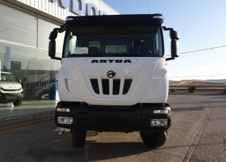 Nuevo IVECO ASTRA HD9 64.45, 6x4, con motor Cursor 13 de 450cv, Euro 6 con el siguiente equipamiento:  - Aire acondicionado.
 - Visera.
 - Espejos eléctricos.
 - Asiento conductor Confort.
 - Gancho de maniobra trasero.
 - Radio Bluetooh con manos libres.
 - Ventana trasera.
 - Cambio manual.  Carrozado con caja volquete CANTONI de 14m3.