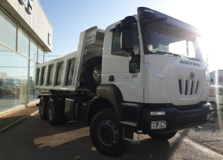 Nuevo IVECO ASTRA HD9 64.45, 6x4, con motor Cursor 13 de 450cv, Euro 6 con el siguiente equipamiento:  - Aire acondicionado.
 - Visera.
 - Espejos eléctricos.
 - Asiento conductor Confort.
 - Gancho de maniobra trasero.
 - Radio Bluetooh con manos libres.
 - Ventana trasera.
 - Cambio manual.  Carrozado con caja volquete CANTONI de 14m3.