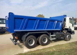 Nuevo IVECO ASTRA HD9 64.45, 6x4, con motor Cursor 13 de 450cv, Euro 6 con el siguiente equipamiento:  - Aire acondicionado.
 - Visera.
 - Espejos eléctricos.
 - Asiento conductor Confort.
 - Gancho de maniobra trasero.
 - Radio Bluetooh con manos libres.
 - Ventana trasera.
 - Cambio manual.  Carrozado con caja volquete GERVASI de 14m3.