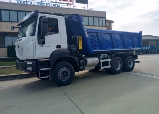 Nuevo IVECO ASTRA HD9 64.45, 6x4, con motor Cursor 13 de 450cv, Euro 6 con el siguiente equipamiento:  - Aire acondicionado.
 - Visera.
 - Espejos eléctricos.
 - Asiento conductor Confort.
 - Gancho de maniobra trasero.
 - Radio Bluetooh con manos libres.
 - Ventana trasera.
 - Cambio manual.  Carrozado con caja volquete GERVASI de 14m3.