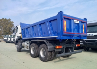 Nuevo IVECO ASTRA HD9 64.45, 6x4, con motor Cursor 13 de 450cv, Euro 6 con el siguiente equipamiento:  - Aire acondicionado.
 - Visera.
 - Espejos eléctricos.
 - Asiento conductor Confort.
 - Gancho de maniobra trasero.
 - Radio Bluetooh con manos libres.
 - Ventana trasera.
 - Cambio manual.  Carrozado con caja volquete GERVASI de 14m3.