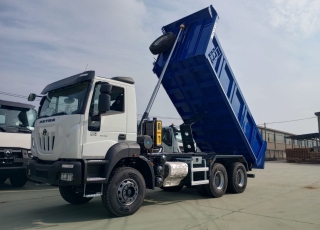 Nuevo IVECO ASTRA HD9 64.45, 6x4, con motor Cursor 13 de 450cv, Euro 6 con el siguiente equipamiento:  - Aire acondicionado.
 - Visera.
 - Espejos eléctricos.
 - Asiento conductor Confort.
 - Gancho de maniobra trasero.
 - Radio Bluetooh con manos libres.
 - Ventana trasera.
 - Cambio manual.  Carrozado con caja volquete GERVASI de 14m3.