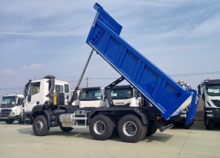 Nuevo IVECO ASTRA HD9 64.45, 6x4, con motor Cursor 13 de 450cv, Euro 6 con el siguiente equipamiento:  - Aire acondicionado.
 - Visera.
 - Espejos eléctricos.
 - Asiento conductor Confort.
 - Gancho de maniobra trasero.
 - Radio Bluetooh con manos libres.
 - Ventana trasera.
 - Cambio manual.  Carrozado con caja volquete GERVASI de 14m3.