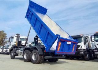 Nuevo IVECO ASTRA HD9 64.45, 6x4, con motor Cursor 13 de 450cv, Euro 6 con el siguiente equipamiento:  - Aire acondicionado.
 - Visera.
 - Espejos eléctricos.
 - Asiento conductor Confort.
 - Gancho de maniobra trasero.
 - Radio Bluetooh con manos libres.
 - Ventana trasera.
 - Cambio manual.  Carrozado con caja volquete GERVASI de 14m3.