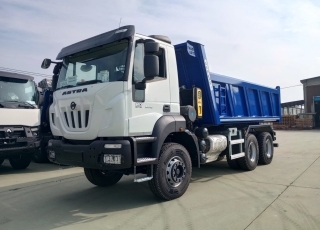 Nuevo IVECO ASTRA HD9 64.45, 6x4, con motor Cursor 13 de 450cv, Euro 6 con el siguiente equipamiento:  - Aire acondicionado.
 - Visera.
 - Espejos eléctricos.
 - Asiento conductor Confort.
 - Gancho de maniobra trasero.
 - Radio Bluetooh con manos libres.
 - Ventana trasera.
 - Cambio manual.  Carrozado con caja volquete GERVASI de 14m3.