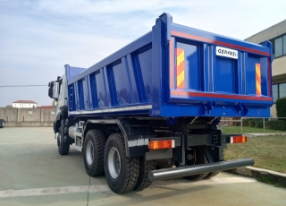 Nuevo IVECO ASTRA HD9 64.45, 6x4, con motor Cursor 13 de 450cv, Euro 6 con el siguiente equipamiento:  - Aire acondicionado.
 - Visera.
 - Espejos eléctricos.
 - Asiento conductor Confort.
 - Gancho de maniobra trasero.
 - Radio Bluetooh con manos libres.
 - Ventana trasera.
 - Cambio manual.  Carrozado con caja volquete GERVASI de 14m3.