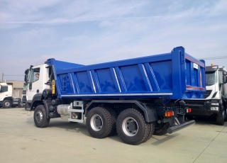 Nuevo IVECO ASTRA HD9 64.45, 6x4, con motor Cursor 13 de 450cv, Euro 6 con el siguiente equipamiento:  - Aire acondicionado.
 - Visera.
 - Espejos eléctricos.
 - Asiento conductor Confort.
 - Gancho de maniobra trasero.
 - Radio Bluetooh con manos libres.
 - Ventana trasera.
 - Cambio manual.  Carrozado con caja volquete GERVASI de 14m3.