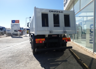 Nuevo IVECO ASTRA HD9 64.50, 6x4 de 500cv, Euro 6 con el siguiente equipamiento:  - Aire acondicionado.
 - Visera.
 - Asiento conductor Confort.
 - Gancho de maniobra trasero.
 - Radio Bluetooh con manos libres.
 - Cambio manual.  Carrozado con caja volquete CANTONI de 14m3.