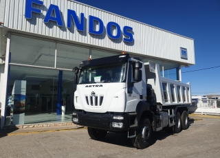 Nuevo IVECO ASTRA HD9 64.50, 6x4 de 500cv, Euro 6 con el siguiente equipamiento:  - Aire acondicionado.
 - Visera.
 - Asiento conductor Confort.
 - Gancho de maniobra trasero.
 - Radio Bluetooh con manos libres.
 - Cambio manual.  Carrozado con caja volquete CANTONI de 14m3.