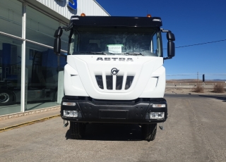 Nuevo IVECO ASTRA HD9 64.50, 6x4 de 500cv, Euro 6 con el siguiente equipamiento:  - Aire acondicionado.
 - Visera.
 - Asiento conductor Confort.
 - Gancho de maniobra trasero.
 - Radio Bluetooh con manos libres.
 - Cambio manual.  Carrozado con caja volquete CANTONI de 14m3.