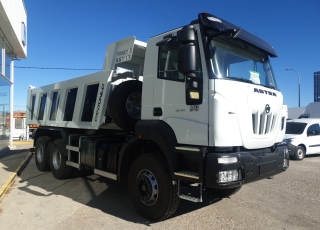 Nuevo IVECO ASTRA HD9 64.50, 6x4 de 500cv, Euro 6 con el siguiente equipamiento:  - Aire acondicionado.
 - Visera.
 - Asiento conductor Confort.
 - Gancho de maniobra trasero.
 - Radio Bluetooh con manos libres.
 - Cambio manual.  Carrozado con caja volquete CANTONI de 14m3.