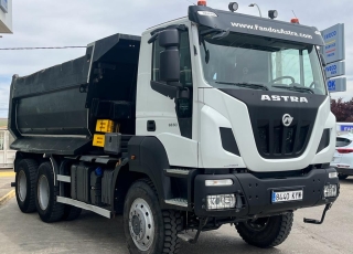 Dumper ASTRA HD9 66.50, 
Configuración 6x6, 
con motor Cursor 13 de 500cv, Euro 6 E,
cambio Manual,
GVW de 40 Toneladas,
Neumáticos 325/95R24,
Caja transfer Steyr VG2700,
Freno estacionamiento en todos los ejes,
Barras estabilizadoras,
Espejos calefactados y telecomandados,
Asiento con suspensión neumática,
Ballestas reforzadas,
Bloque diferencial delantero y en ejes traseros,
Quinto punto de sujeción en cambio,
Barra techo multifución con focos y rotativos led.  Del año 2019, con tan solo 36.533km.