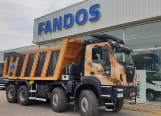 Nuevo IVECO ASTRA HHD9 86.50, 8x6 de 500cv, con 3m de anchura.  - Cambio Allison 4700 con retardador hidráulico de 7 marchas sincronizadas adelante + 1 en marcha atrás.
- Ejes Meritor.
- Caja transfer STEYR VG2700
- Para 65Tn de GVW.
- Aire acondicionado.
- Visera.
- Avisador acústico marcha atrás.
- Barras estabilizadoras en todos los ejes.
- Espejos eléctricos y calefactados.
- ABS y ASR of-road.
- Bloqueos diferenciales, incluso primer eje.
- Cierre centralizado.
- Asiento con suspensión neumática.
- Luces Antinieblas.
- Ventanas traseras en cabina.
- Luces rotativas naranjas.
- Escalón de inspección.
- Protector del radiador.
- Radio Bluetooth.
- Deposito ad-blue calefactado.
- Rejillas en pilotos.
- Neumáticos grandes 14R20.  - Con caja basculante CANTONI de 24m3,  - Protector de cabina Rops - Fops, protección de vuelco y caída de objetos.
- Con Certificado CE de maquinaria.