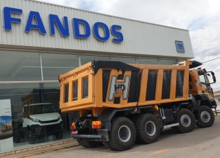 Nuevo IVECO ASTRA HHD9 86.50, 8x6 de 500cv, con 3m de anchura.  - Cambio Allison 4700 con retardador hidráulico de 7 marchas sincronizadas adelante + 1 en marcha atrás.
- Ejes Meritor.
- Caja transfer STEYR VG2700
- Para 65Tn de GVW.
- Aire acondicionado.
- Visera.
- Avisador acústico marcha atrás.
- Barras estabilizadoras en todos los ejes.
- Espejos eléctricos y calefactados.
- ABS y ASR of-road.
- Bloqueos diferenciales, incluso primer eje.
- Cierre centralizado.
- Asiento con suspensión neumática.
- Luces Antinieblas.
- Ventanas traseras en cabina.
- Luces rotativas naranjas.
- Escalón de inspección.
- Protector del radiador.
- Radio Bluetooth.
- Deposito ad-blue calefactado.
- Rejillas en pilotos.
- Neumáticos grandes 14R20.  - Con caja basculante CANTONI de 24m3,  - Protector de cabina Rops - Fops, protección de vuelco y caída de objetos.
- Con Certificado CE de maquinaria.