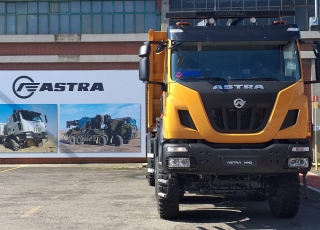 Nuevo IVECO ASTRA HHD9 86.50, 8x6 de 500cv, con 3m de anchura.  - Cambio Allison 4700 con retardador hidráulico de 7 marchas sincronizadas adelante + 1 en marcha atrás.
- Ejes Meritor.
- Caja transfer STEYR VG2700
- Para 65Tn de GVW.
- Aire acondicionado.
- Visera.
- Avisador acústico marcha atrás.
- Barras estabilizadoras en todos los ejes.
- Espejos eléctricos y calefactados.
- ABS y ASR of-road.
- Bloqueos diferenciales, incluso primer eje.
- Cierre centralizado.
- Asiento con suspensión neumática.
- Luces Antinieblas.
- Ventanas traseras en cabina.
- Luces rotativas naranjas.
- Escalón de inspección.
- Protector del radiador.
- Radio Bluetooth.
- Deposito ad-blue calefactado.
- Rejillas en pilotos.
- Neumáticos grandes 14R20.  - Con caja basculante CANTONI de 24m3,  - Protector de cabina Rops - Fops, protección de vuelco y caída de objetos.
- Con Certificado CE de maquinaria.