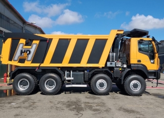 Nuevo IVECO ASTRA HHD9 86.50, 8x6 de 500cv, con 3m de anchura.  - Cambio Allison 4700 con retardador hidráulico de 7 marchas sincronizadas adelante + 1 en marcha atrás.
- Ejes Meritor.
- Caja transfer STEYR VG2700
- Para 65Tn de GVW.
- Aire acondicionado.
- Visera.
- Avisador acústico marcha atrás.
- Barras estabilizadoras en todos los ejes.
- Espejos eléctricos y calefactados.
- ABS y ASR of-road.
- Bloqueos diferenciales, incluso primer eje.
- Cierre centralizado.
- Asiento con suspensión neumática.
- Luces Antinieblas.
- Ventanas traseras en cabina.
- Luces rotativas naranjas.
- Escalón de inspección.
- Protector del radiador.
- Radio Bluetooth.
- Deposito ad-blue calefactado.
- Rejillas en pilotos.
- Neumáticos grandes 14R20.  - Con caja basculante CANTONI de 24m3,  - Protector de cabina Rops - Fops, protección de vuelco y caída de objetos.
- Con Certificado CE de maquinaria.