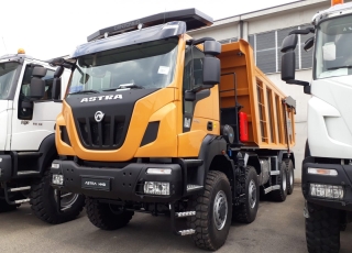 Nuevo IVECO ASTRA HHD9 86.50, 8x6 de 500cv, con 3m de anchura.  - Cambio Allison 4700 con retardador hidráulico de 7 marchas sincronizadas adelante + 1 en marcha atrás.
- Ejes Meritor.
- Caja transfer STEYR VG2700
- Para 65Tn de GVW.
- Aire acondicionado.
- Visera.
- Avisador acústico marcha atrás.
- Barras estabilizadoras en todos los ejes.
- Espejos eléctricos y calefactados.
- ABS y ASR of-road.
- Bloqueos diferenciales, incluso primer eje.
- Cierre centralizado.
- Asiento con suspensión neumática.
- Luces Antinieblas.
- Ventanas traseras en cabina.
- Luces rotativas naranjas.
- Escalón de inspección.
- Protector del radiador.
- Radio Bluetooth.
- Deposito ad-blue calefactado.
- Rejillas en pilotos.
- Neumáticos grandes 14R20.  - Con caja basculante CANTONI de 24m3,  - Protector de cabina Rops - Fops, protección de vuelco y caída de objetos.
- Con Certificado CE de maquinaria.