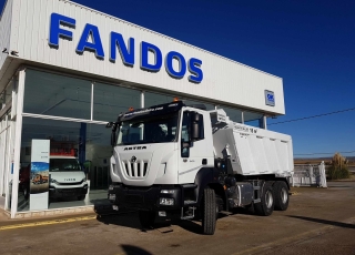 Nuevo IVECO ASTRA HD9 64.50, 6x4 de 500cv, Euro 6 con cambio manual.  - Aire acondicionado.
 - Visera.
 - Gancho de maniobra trasero.
 - Espejos calefactados y telecomandados.
 - Asiento confort.
 - Faros rotativos naranjas.
 - Ventana pared trasera cabina.
 - Radio Bluetooh con manos libres y MP3.
 - Rejilla protección pilotos traseros.
 - Protección del radiador.
 - Deposito de urea y filtro gasoil calefactado.
 - Faros antiniebla.
 - Avisador acústico marcha atrás.
 - Ballestas posteriores reforzadas.
 - Escalón de inspección delantero.
 - Barra estabilizadora.
 - Freno estacionamiento en eje delantero.  Carrozado con una caja Meiller de nueva fabricación de 16m3.