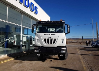 Nuevo IVECO ASTRA HD9 64.50, 6x4 de 500cv, Euro 6 con cambio manual.  - Aire acondicionado.
 - Visera.
 - Gancho de maniobra trasero.
 - Espejos calefactados y telecomandados.
 - Asiento confort.
 - Faros rotativos naranjas.
 - Ventana pared trasera cabina.
 - Radio Bluetooh con manos libres y MP3.
 - Rejilla protección pilotos traseros.
 - Protección del radiador.
 - Deposito de urea y filtro gasoil calefactado.
 - Faros antiniebla.
 - Avisador acústico marcha atrás.
 - Ballestas posteriores reforzadas.
 - Escalón de inspección delantero.
 - Barra estabilizadora.
 - Freno estacionamiento en eje delantero.  Carrozado con una caja Meiller de nueva fabricación de 16m3.