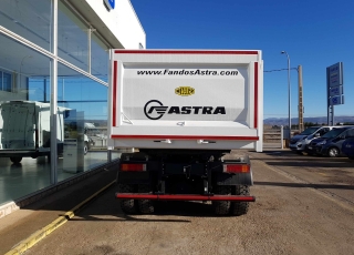 Nuevo IVECO ASTRA HD9 64.50, 6x4 de 500cv, Euro 6 con cambio manual.  - Aire acondicionado.
 - Visera.
 - Gancho de maniobra trasero.
 - Espejos calefactados y telecomandados.
 - Asiento confort.
 - Faros rotativos naranjas.
 - Ventana pared trasera cabina.
 - Radio Bluetooh con manos libres y MP3.
 - Rejilla protección pilotos traseros.
 - Protección del radiador.
 - Deposito de urea y filtro gasoil calefactado.
 - Faros antiniebla.
 - Avisador acústico marcha atrás.
 - Ballestas posteriores reforzadas.
 - Escalón de inspección delantero.
 - Barra estabilizadora.
 - Freno estacionamiento en eje delantero.  Carrozado con una caja Meiller de nueva fabricación de 16m3.