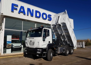 Nuevo IVECO ASTRA HD9 64.50, 6x4 de 500cv, Euro 6 con cambio manual.  - Aire acondicionado.
 - Visera.
 - Gancho de maniobra trasero.
 - Espejos calefactados y telecomandados.
 - Asiento confort.
 - Faros rotativos naranjas.
 - Ventana pared trasera cabina.
 - Radio Bluetooh con manos libres y MP3.
 - Rejilla protección pilotos traseros.
 - Protección del radiador.
 - Deposito de urea y filtro gasoil calefactado.
 - Faros antiniebla.
 - Avisador acústico marcha atrás.
 - Ballestas posteriores reforzadas.
 - Escalón de inspección delantero.
 - Barra estabilizadora.
 - Freno estacionamiento en eje delantero.  Carrozado con una caja Meiller de nueva fabricación de 16m3.