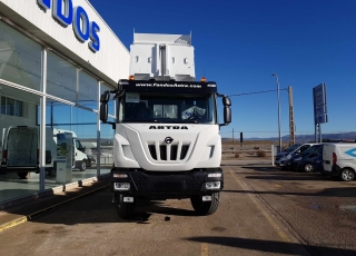 Nuevo IVECO ASTRA HD9 64.50, 6x4 de 500cv, Euro 6 con cambio manual.  - Aire acondicionado.
 - Visera.
 - Gancho de maniobra trasero.
 - Espejos calefactados y telecomandados.
 - Asiento confort.
 - Faros rotativos naranjas.
 - Ventana pared trasera cabina.
 - Radio Bluetooh con manos libres y MP3.
 - Rejilla protección pilotos traseros.
 - Protección del radiador.
 - Deposito de urea y filtro gasoil calefactado.
 - Faros antiniebla.
 - Avisador acústico marcha atrás.
 - Ballestas posteriores reforzadas.
 - Escalón de inspección delantero.
 - Barra estabilizadora.
 - Freno estacionamiento en eje delantero.  Carrozado con una caja Meiller de nueva fabricación de 16m3.