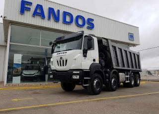 Nuevo IVECO ASTRA HD9 84.50, 8x4 de 500cv, Euro 6 con cambio automático. Con caja Cantoni de 20m3.  - Ventana trasera.
- Cruise control.
- Rejillas protección faros delanteros
- Aire acondicionado
- Visera 
- Avisador acústico marcha atrás.
- Gancho de maniobra trasero.
- Barras estabilizadoras.
- Bloqueo diferencial.
- Espejos calefactados y telecomandados.
- Asiento con suspensión neumática.
- Suspensión trasera reforzada.
- Protección del radiador
- Deposito de Ad-Blue y filtro calefactados.
- Radio CD con manos libres.
- Toma de fuerza
- 5º punto sujeción cambio