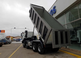 Nuevo IVECO ASTRA HD9 84.50, 8x4 de 500cv, Euro 6 con cambio automático. Con caja Cantoni de 20m3.  - Ventana trasera.
- Cruise control.
- Rejillas protección faros delanteros
- Aire acondicionado
- Visera 
- Avisador acústico marcha atrás.
- Gancho de maniobra trasero.
- Barras estabilizadoras.
- Bloqueo diferencial.
- Espejos calefactados y telecomandados.
- Asiento con suspensión neumática.
- Suspensión trasera reforzada.
- Protección del radiador
- Deposito de Ad-Blue y filtro calefactados.
- Radio CD con manos libres.
- Toma de fuerza
- 5º punto sujeción cambio