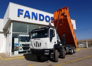 Nuevo IVECO ASTRA HD9 84.50, 8x4 de 500cv, Euro 6 con cambio automático. Con caja Meiller de 18m3.  - Ventana trasera.
- Cruise control.
- Rejillas protección faros delanteros
- Aire acondicionado
- Visera 
- Avisador acústico marcha atrás.
- Gancho de maniobra trasero.
- Barras estabilizadoras.
- Bloqueo diferencial.
- Espejos calefactados y telecomandados.
- Asiento con suspensión neumática.
- Suspensión trasera reforzada.
- Protección del radiador
- Deposito de Ad-Blue y filtro calefactados.
- Radio CD con manos libres.
- Toma de fuerza
- 5º punto sujeción cambio