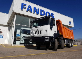 Nuevo IVECO ASTRA HD9 84.50, 8x4 de 500cv, Euro 6 con cambio automático. Con caja Meiller de 18m3.  - Ventana trasera.
- Cruise control.
- Rejillas protección faros delanteros
- Aire acondicionado
- Visera 
- Avisador acústico marcha atrás.
- Gancho de maniobra trasero.
- Barras estabilizadoras.
- Bloqueo diferencial.
- Espejos calefactados y telecomandados.
- Asiento con suspensión neumática.
- Suspensión trasera reforzada.
- Protección del radiador
- Deposito de Ad-Blue y filtro calefactados.
- Radio CD con manos libres.
- Toma de fuerza
- 5º punto sujeción cambio