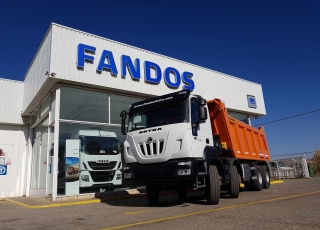 Nuevo IVECO ASTRA HD9 84.50, 8x4 de 500cv, Euro 6 con cambio automático. Con caja Meiller de 18m3.  - Ventana trasera.
- Cruise control.
- Rejillas protección faros delanteros
- Aire acondicionado
- Visera 
- Avisador acústico marcha atrás.
- Gancho de maniobra trasero.
- Barras estabilizadoras.
- Bloqueo diferencial.
- Espejos calefactados y telecomandados.
- Asiento con suspensión neumática.
- Suspensión trasera reforzada.
- Protección del radiador
- Deposito de Ad-Blue y filtro calefactados.
- Radio CD con manos libres.
- Toma de fuerza
- 5º punto sujeción cambio