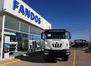 Nuevo IVECO ASTRA HD9 84.50, 8x4 de 500cv, Euro 6 con cambio automático. Con caja Meiller de 18m3.  - Ventana trasera.
- Cruise control.
- Rejillas protección faros delanteros
- Aire acondicionado
- Visera 
- Avisador acústico marcha atrás.
- Gancho de maniobra trasero.
- Barras estabilizadoras.
- Bloqueo diferencial.
- Espejos calefactados y telecomandados.
- Asiento con suspensión neumática.
- Suspensión trasera reforzada.
- Protección del radiador
- Deposito de Ad-Blue y filtro calefactados.
- Radio CD con manos libres.
- Toma de fuerza
- 5º punto sujeción cambio