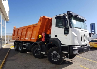 Nuevo IVECO ASTRA HD9 84.50, 8x4 de 500cv, Euro 6 con cambio automático. Con caja Meiller de 18m3.  - Ventana trasera.
- Cruise control.
- Rejillas protección faros delanteros
- Aire acondicionado
- Visera 
- Avisador acústico marcha atrás.
- Gancho de maniobra trasero.
- Barras estabilizadoras.
- Bloqueo diferencial.
- Espejos calefactados y telecomandados.
- Asiento con suspensión neumática.
- Suspensión trasera reforzada.
- Protección del radiador
- Deposito de Ad-Blue y filtro calefactados.
- Radio CD con manos libres.
- Toma de fuerza
- 5º punto sujeción cambio