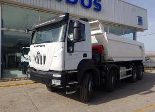 Nuevo IVECO ASTRA HD9 84.50, 8x4 de 500cv, Euro 6 con cambio automático. Con caja Meiller de 18m3 conica.  - Ventana trasera.
- Cruise control.
- Rejillas protección faros delanteros
- Aire acondicionado
- Visera 
- Avisador acústico marcha atrás.
- Gancho de maniobra trasero.
- Barras estabilizadoras.
- Bloqueo diferencial.
- Espejos calefactados y telecomandados.
- Asiento con suspensión neumática.
- Suspensión trasera reforzada.
- Protección del radiador
- Deposito de Ad-Blue y filtro calefactados.
- Radio CD con manos libres.
- Toma de fuerza
- 5º punto sujeción cambio