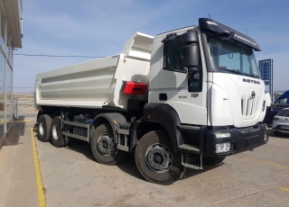 Nuevo IVECO ASTRA HD9 84.50, 8x4 de 500cv, Euro 6 con cambio automático. Con caja Meiller de 18m3 conica.  - Ventana trasera.
- Cruise control.
- Rejillas protección faros delanteros
- Aire acondicionado
- Visera 
- Avisador acústico marcha atrás.
- Gancho de maniobra trasero.
- Barras estabilizadoras.
- Bloqueo diferencial.
- Espejos calefactados y telecomandados.
- Asiento con suspensión neumática.
- Suspensión trasera reforzada.
- Protección del radiador
- Deposito de Ad-Blue y filtro calefactados.
- Radio CD con manos libres.
- Toma de fuerza
- 5º punto sujeción cambio