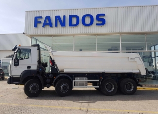 Nuevo IVECO ASTRA HD9 84.50, 8x4 de 500cv, Euro 6 con cambio automático. Con caja Meiller de 18m3 conica.  - Ventana trasera.
- Cruise control.
- Rejillas protección faros delanteros
- Aire acondicionado
- Visera 
- Avisador acústico marcha atrás.
- Gancho de maniobra trasero.
- Barras estabilizadoras.
- Bloqueo diferencial.
- Espejos calefactados y telecomandados.
- Asiento con suspensión neumática.
- Suspensión trasera reforzada.
- Protección del radiador
- Deposito de Ad-Blue y filtro calefactados.
- Radio CD con manos libres.
- Toma de fuerza
- 5º punto sujeción cambio