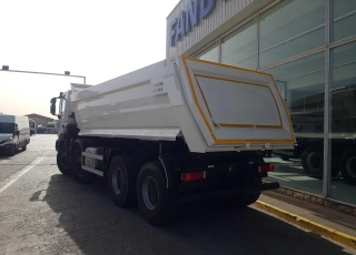 Nuevo IVECO ASTRA HD9 84.50, 8x4 de 500cv, Euro 6 con cambio automático. Con caja Meiller de 18m3 conica.  - Ventana trasera.
- Cruise control.
- Rejillas protección faros delanteros
- Aire acondicionado
- Visera 
- Avisador acústico marcha atrás.
- Gancho de maniobra trasero.
- Barras estabilizadoras.
- Bloqueo diferencial.
- Espejos calefactados y telecomandados.
- Asiento con suspensión neumática.
- Suspensión trasera reforzada.
- Protección del radiador
- Deposito de Ad-Blue y filtro calefactados.
- Radio CD con manos libres.
- Toma de fuerza
- 5º punto sujeción cambio