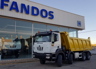 Nuevo IVECO ASTRA HD9 84.50, 8x4 de 500cv, Euro 6 con cambio automático. Con caja Meiller de 18m3 Naranja.  - Ventana trasera.
- Cruise control.
- Rejillas protección faros delanteros
- Aire acondicionado
- Visera 
- Avisador acústico marcha atrás.
- Gancho de maniobra trasero.
- Barras estabilizadoras.
- Bloqueo diferencial.
- Espejos calefactados y telecomandados.
- Asiento con suspensión neumática.
- Suspensión delantera reforzada 9Tn
- Suspensión trasera reforzada.
- Protección del radiador
- Deposito de Ad-Blue y filtro calefactados.
- Radio CD con manos libres.
- Toma de fuerza
- 5º punto sujeción cambio