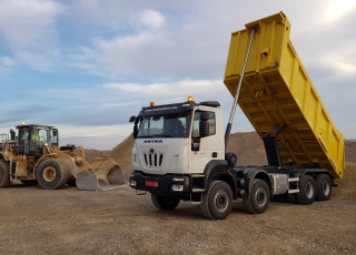 Nuevo IVECO ASTRA HD9 84.50, 8x4 de 500cv, Euro 6 con cambio automático. Con caja Meiller de 18m3 Naranja.  - Ventana trasera.
- Cruise control.
- Rejillas protección faros delanteros
- Aire acondicionado
- Visera 
- Avisador acústico marcha atrás.
- Gancho de maniobra trasero.
- Barras estabilizadoras.
- Bloqueo diferencial.
- Espejos calefactados y telecomandados.
- Asiento con suspensión neumática.
- Suspensión delantera reforzada 9Tn
- Suspensión trasera reforzada.
- Protección del radiador
- Deposito de Ad-Blue y filtro calefactados.
- Radio CD con manos libres.
- Toma de fuerza
- 5º punto sujeción cambio