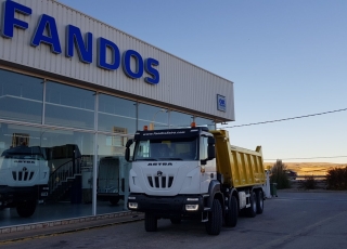 Nuevo IVECO ASTRA HD9 84.50, 8x4 de 500cv, Euro 6 con cambio automático. Con caja Meiller de 18m3 Naranja.  - Ventana trasera.
- Cruise control.
- Rejillas protección faros delanteros
- Aire acondicionado
- Visera 
- Avisador acústico marcha atrás.
- Gancho de maniobra trasero.
- Barras estabilizadoras.
- Bloqueo diferencial.
- Espejos calefactados y telecomandados.
- Asiento con suspensión neumática.
- Suspensión delantera reforzada 9Tn
- Suspensión trasera reforzada.
- Protección del radiador
- Deposito de Ad-Blue y filtro calefactados.
- Radio CD con manos libres.
- Toma de fuerza
- 5º punto sujeción cambio