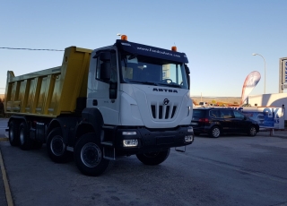 Nuevo IVECO ASTRA HD9 84.50, 8x4 de 500cv, Euro 6 con cambio automático. Con caja Meiller de 18m3 Naranja.  - Ventana trasera.
- Cruise control.
- Rejillas protección faros delanteros
- Aire acondicionado
- Visera 
- Avisador acústico marcha atrás.
- Gancho de maniobra trasero.
- Barras estabilizadoras.
- Bloqueo diferencial.
- Espejos calefactados y telecomandados.
- Asiento con suspensión neumática.
- Suspensión delantera reforzada 9Tn
- Suspensión trasera reforzada.
- Protección del radiador
- Deposito de Ad-Blue y filtro calefactados.
- Radio CD con manos libres.
- Toma de fuerza
- 5º punto sujeción cambio