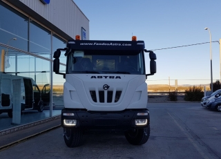 Nuevo IVECO ASTRA HD9 84.50, 8x4 de 500cv, Euro 6 con cambio automático. Con caja Meiller de 18m3 Naranja.  - Ventana trasera.
- Cruise control.
- Rejillas protección faros delanteros
- Aire acondicionado
- Visera 
- Avisador acústico marcha atrás.
- Gancho de maniobra trasero.
- Barras estabilizadoras.
- Bloqueo diferencial.
- Espejos calefactados y telecomandados.
- Asiento con suspensión neumática.
- Suspensión delantera reforzada 9Tn
- Suspensión trasera reforzada.
- Protección del radiador
- Deposito de Ad-Blue y filtro calefactados.
- Radio CD con manos libres.
- Toma de fuerza
- 5º punto sujeción cambio