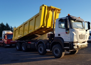 Nuevo IVECO ASTRA HD9 84.50, 8x4 de 500cv, Euro 6 con cambio automático. Con caja Meiller de 18m3 Naranja.  - Ventana trasera.
- Cruise control.
- Rejillas protección faros delanteros
- Aire acondicionado
- Visera 
- Avisador acústico marcha atrás.
- Gancho de maniobra trasero.
- Barras estabilizadoras.
- Bloqueo diferencial.
- Espejos calefactados y telecomandados.
- Asiento con suspensión neumática.
- Suspensión delantera reforzada 9Tn
- Suspensión trasera reforzada.
- Protección del radiador
- Deposito de Ad-Blue y filtro calefactados.
- Radio CD con manos libres.
- Toma de fuerza
- 5º punto sujeción cambio