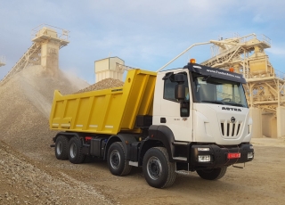 Nuevo IVECO ASTRA HD9 84.50, 8x4 de 500cv, Euro 6 con cambio automático. Con caja Meiller de 18m3 Naranja.  - Ventana trasera.
- Cruise control.
- Rejillas protección faros delanteros
- Aire acondicionado
- Visera 
- Avisador acústico marcha atrás.
- Gancho de maniobra trasero.
- Barras estabilizadoras.
- Bloqueo diferencial.
- Espejos calefactados y telecomandados.
- Asiento con suspensión neumática.
- Suspensión delantera reforzada 9Tn
- Suspensión trasera reforzada.
- Protección del radiador
- Deposito de Ad-Blue y filtro calefactados.
- Radio CD con manos libres.
- Toma de fuerza
- 5º punto sujeción cambio