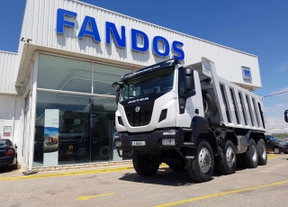 Camión dumper 
Iveco ASTRA HD9 86.50 8×6, 
eje delantero Kessler, 
un motor CURSOR 13 de 500cv,
cambio ASTRONIC con INTARDER 
y con 35 Tn de capacidad de carga, 
 un tiempo de transporte más reducido, 
un consumo de combustible menor 
y un coste de transporte por tonelada más bajo. 
De ahí que muchas explotaciones, al conocer las ventajas de estas unidades, estén  renovando su flota por este tipo de camiones.  - Motor Cursor 13, 500cv
- Cambio Astronic 16v con Intarder
- Eje delantero KESSLER.
- Caja transfer STEYR VG2700
- Neumáticos Michelin 325/95R24
- Aire acondicionado.
- Visera.
- Avisador acústico marcha atrás.
- Barras estabilizadoras en todos los ejes.
- Espejos eléctricos y calefactados.
- Asiento con suspensión neumática.
- Ventanas traseras en cabina.
- Radio Bluetooth.
- ABS y ASR of-road.
- 5º punto de sujeción del cambio.
- Escalón de inspección.
- Protector del radiador.
- Sistema de adblue calefactado.
- Camara trasera con pantalla en cabina.  Camión caja volquete CANTONI de 20m3.