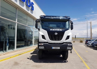 Camión dumper 
Iveco ASTRA HD9 86.50 8×6, 
eje delantero Kessler, 
un motor CURSOR 13 de 500cv,
cambio ASTRONIC con INTARDER 
y con 35 Tn de capacidad de carga, 
 un tiempo de transporte más reducido, 
un consumo de combustible menor 
y un coste de transporte por tonelada más bajo. 
De ahí que muchas explotaciones, al conocer las ventajas de estas unidades, estén  renovando su flota por este tipo de camiones.  - Motor Cursor 13, 500cv
- Cambio Astronic 16v con Intarder
- Eje delantero KESSLER.
- Caja transfer STEYR VG2700
- Neumáticos Michelin 325/95R24
- Aire acondicionado.
- Visera.
- Avisador acústico marcha atrás.
- Barras estabilizadoras en todos los ejes.
- Espejos eléctricos y calefactados.
- Asiento con suspensión neumática.
- Ventanas traseras en cabina.
- Radio Bluetooth.
- ABS y ASR of-road.
- 5º punto de sujeción del cambio.
- Escalón de inspección.
- Protector del radiador.
- Sistema de adblue calefactado.
- Camara trasera con pantalla en cabina.  Camión caja volquete CANTONI de 20m3.