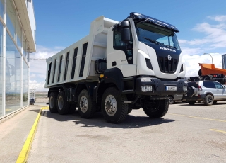 Camión dumper 
Iveco ASTRA HD9 86.50 8×6, 
eje delantero Kessler, 
un motor CURSOR 13 de 500cv,
cambio ASTRONIC con INTARDER 
y con 35 Tn de capacidad de carga, 
 un tiempo de transporte más reducido, 
un consumo de combustible menor 
y un coste de transporte por tonelada más bajo. 
De ahí que muchas explotaciones, al conocer las ventajas de estas unidades, estén  renovando su flota por este tipo de camiones.  - Motor Cursor 13, 500cv
- Cambio Astronic 16v con Intarder
- Eje delantero KESSLER.
- Caja transfer STEYR VG2700
- Neumáticos Michelin 325/95R24
- Aire acondicionado.
- Visera.
- Avisador acústico marcha atrás.
- Barras estabilizadoras en todos los ejes.
- Espejos eléctricos y calefactados.
- Asiento con suspensión neumática.
- Ventanas traseras en cabina.
- Radio Bluetooth.
- ABS y ASR of-road.
- 5º punto de sujeción del cambio.
- Escalón de inspección.
- Protector del radiador.
- Sistema de adblue calefactado.
- Camara trasera con pantalla en cabina.  Camión caja volquete CANTONI de 20m3.