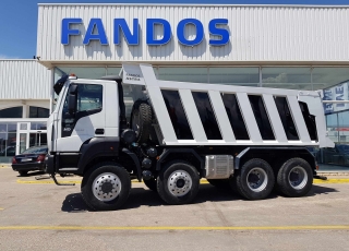 Camión dumper 
Iveco ASTRA HD9 86.50 8×6, 
eje delantero Kessler, 
un motor CURSOR 13 de 500cv,
cambio ASTRONIC con INTARDER 
y con 35 Tn de capacidad de carga, 
 un tiempo de transporte más reducido, 
un consumo de combustible menor 
y un coste de transporte por tonelada más bajo. 
De ahí que muchas explotaciones, al conocer las ventajas de estas unidades, estén  renovando su flota por este tipo de camiones.  - Motor Cursor 13, 500cv
- Cambio Astronic 16v con Intarder
- Eje delantero KESSLER.
- Caja transfer STEYR VG2700
- Neumáticos Michelin 325/95R24
- Aire acondicionado.
- Visera.
- Avisador acústico marcha atrás.
- Barras estabilizadoras en todos los ejes.
- Espejos eléctricos y calefactados.
- Asiento con suspensión neumática.
- Ventanas traseras en cabina.
- Radio Bluetooth.
- ABS y ASR of-road.
- 5º punto de sujeción del cambio.
- Escalón de inspección.
- Protector del radiador.
- Sistema de adblue calefactado.
- Camara trasera con pantalla en cabina.  Camión caja volquete CANTONI de 20m3.